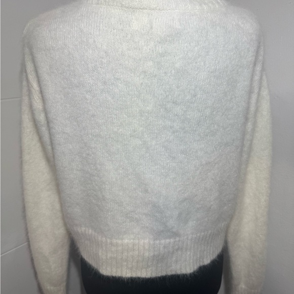 Elegant White Cardigan with Floral Buttons - Picture 5 of 5